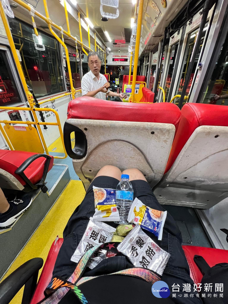 高雄的陳姓民眾與家人來台中旅遊,因搭公車搭錯方向,錯過晚餐時間,遇到統聯駕駛孫增福貼心送餅乾,稱讚這是「台灣最美的風景」。(照片:陳姓民眾提供)