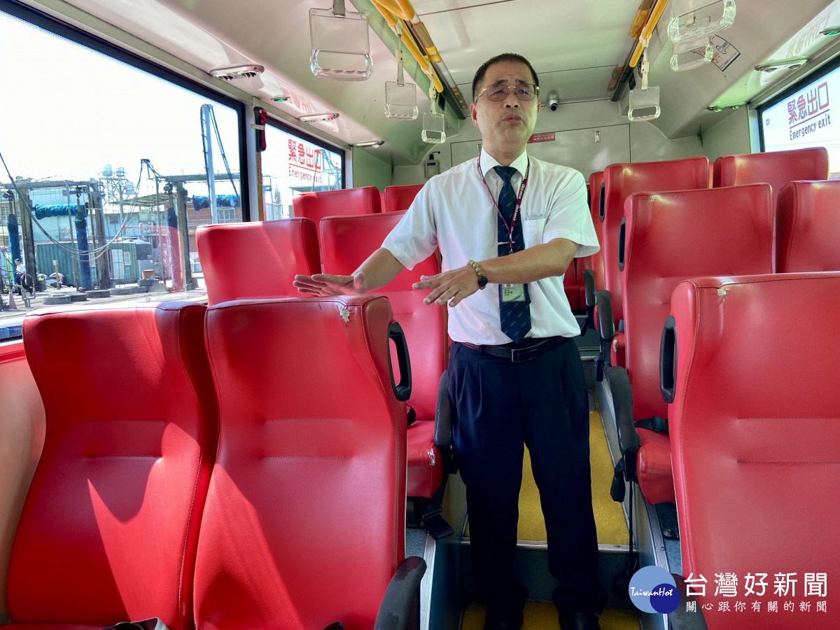 「來自高雄的乘客,就坐在這個位子」,統聯客運孫增福表示,當時已晚上7點多。