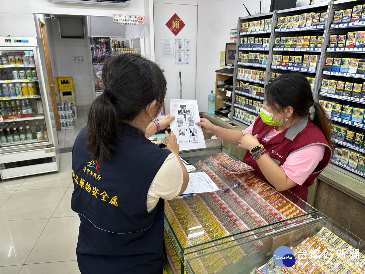 食安處至雜貨店進行宣導