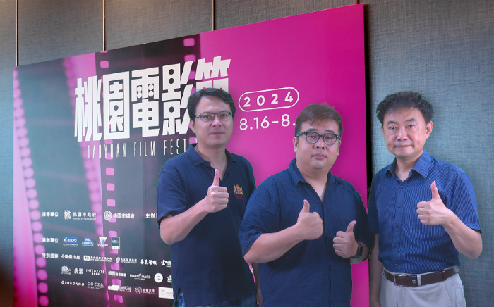 數媒系黃俊雄主任(右)帶領系上教師參與桃園電影節開幕式。(圖/嶺東科技大學)