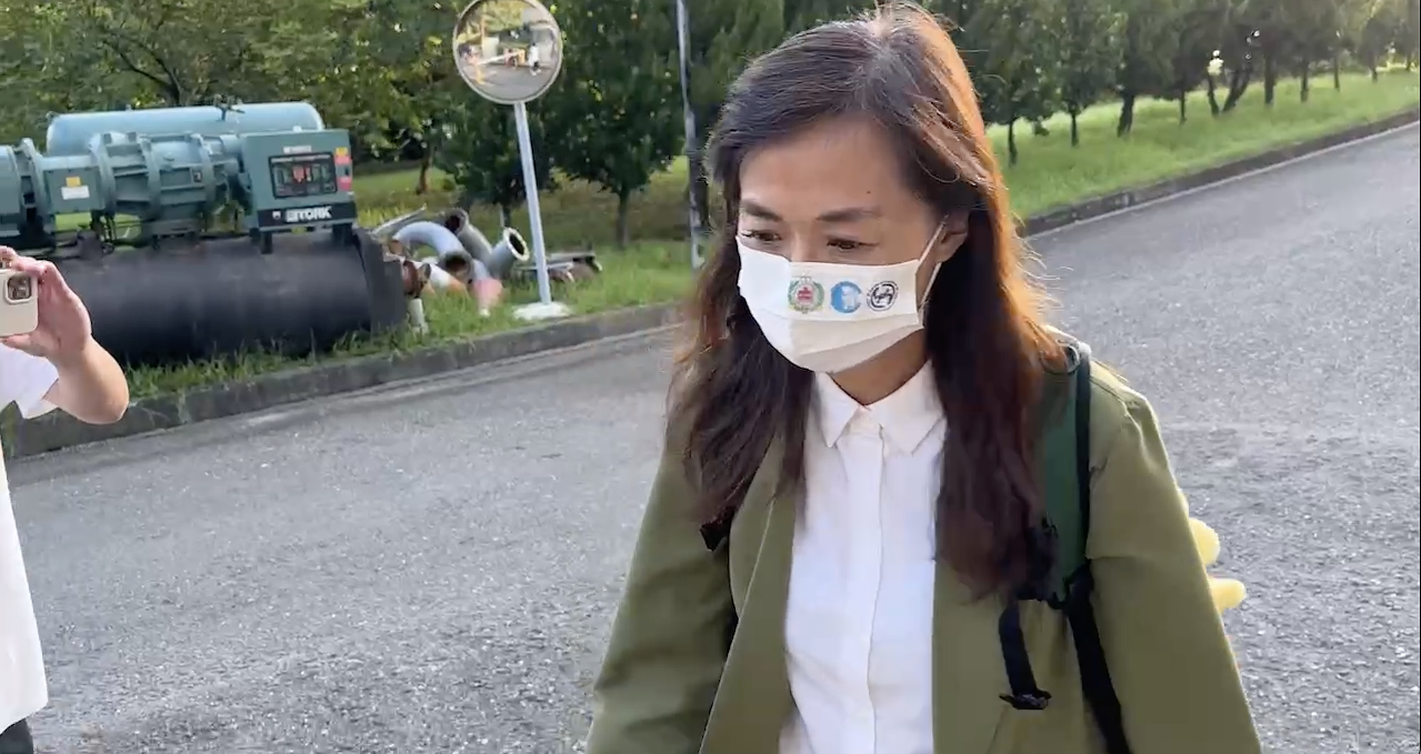 林宜瑾交保後步出地檢署強調自己坦坦蕩蕩,法律會還她清白。讀者提供