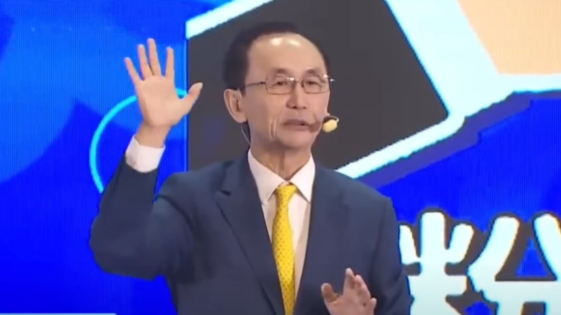 美麗島電子報董事長吳子嘉前年誣指陳時中、蘇貞昌「買疫苗污1億美元」,22日遭檢方起訴。翻攝YT「董事長開講」頻道