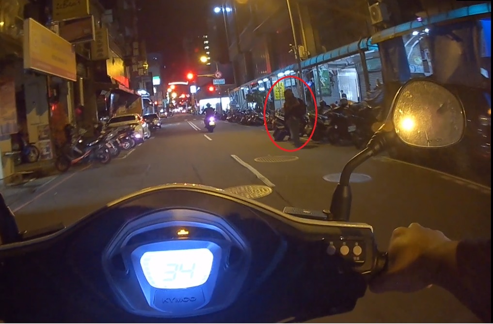 ▲圖說：員警半夜巡邏至東協廣場周遭時，發現幾名移工拖著行李箱站在馬路上             （圖／台中市政府 提供）