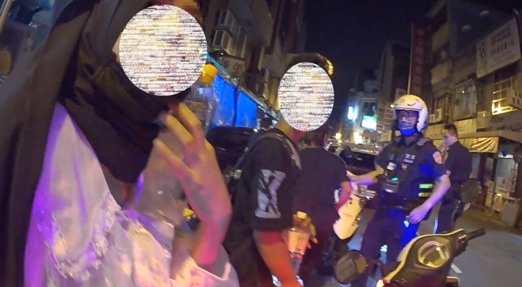 ▲圖說：逃逸移工大半夜拖著行李箱站在路邊，怪異行徑引起警方注意 （圖／台中市政府 提供）