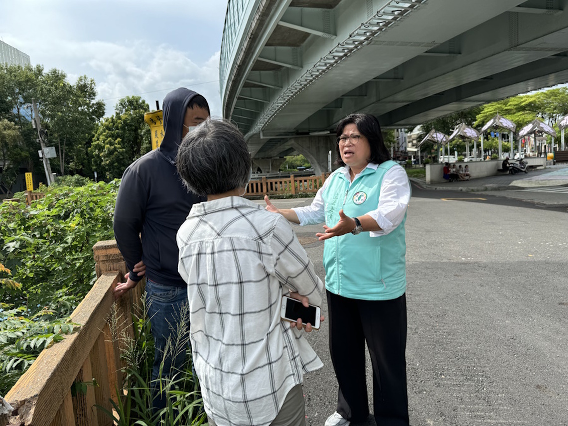 要求改善灌溉溝渠臭髒亂 嘉義市立委王美惠偕農水署會勘籲勿影響民眾生活