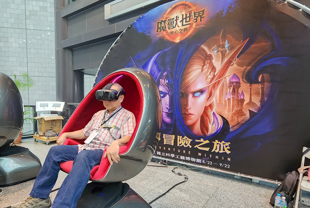 ▲暴雪娛樂特別與德國科隆gamescom 2024同步,在科工館打造《魔獸世界》VR虛擬實境體驗,讓玩家身歷其境潛入遊戲世界中。(圖/記者黃淑貞攝)