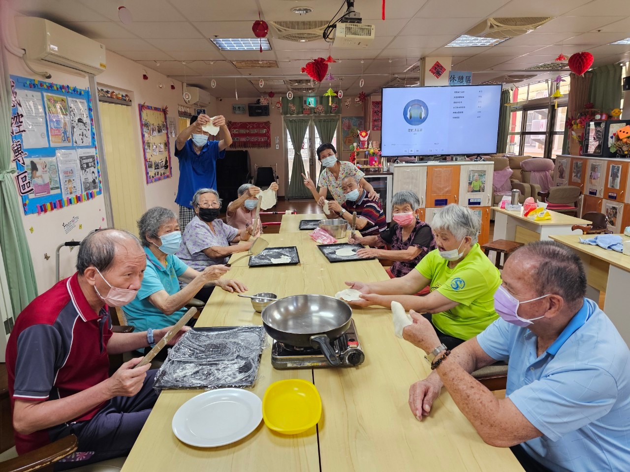 ▲彰化榮家日照中心安排了「古早味蛋餅手作活動」,讓長輩們舒緩情感壓力。(記者張溎壕攝)