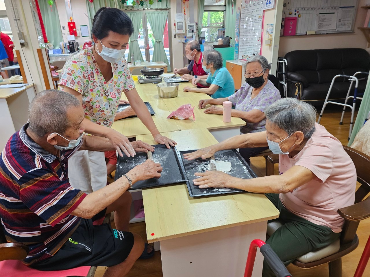 ▲彰化榮家日照中心安排了「古早味蛋餅手作活動」，讓長輩們舒緩情感壓力。（記者張溎壕攝）