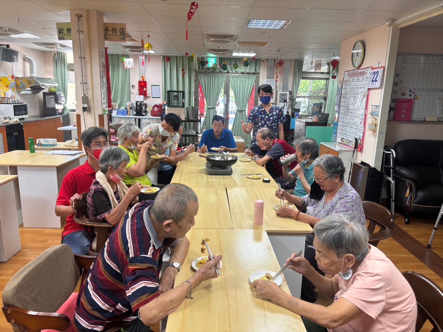 ▲彰化榮家日照中心安排了「古早味蛋餅手作活動」，讓長輩們舒緩情感壓力。（記者張溎壕攝）