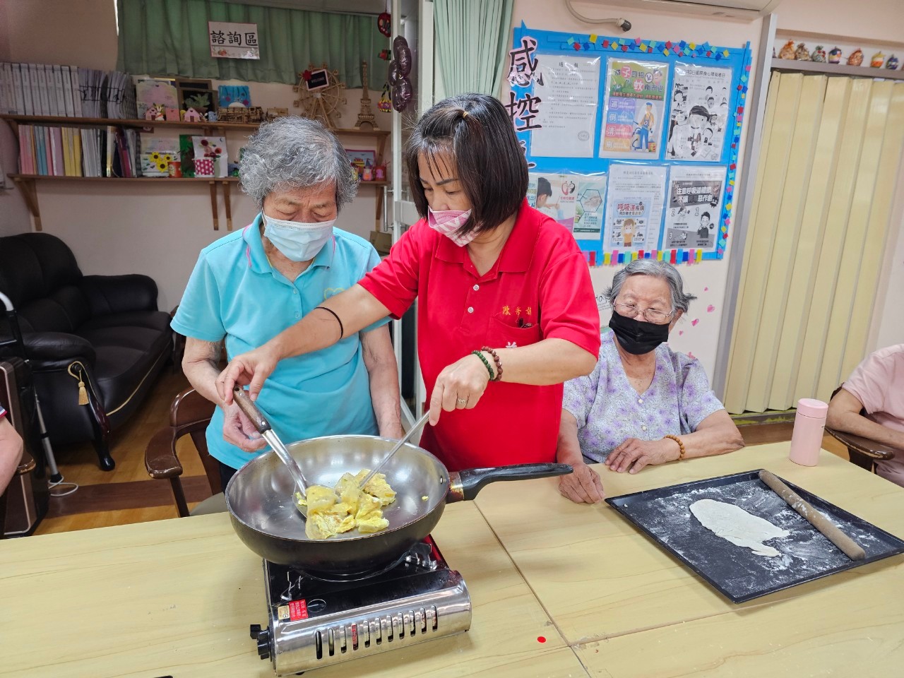 ▲彰化榮家日照中心安排了「古早味蛋餅手作活動」，讓長輩們舒緩情感壓力。（記者張溎壕攝）