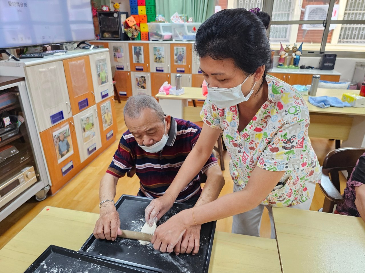 ▲彰化榮家日照中心安排了「古早味蛋餅手作活動」，讓長輩們舒緩情感壓力。（記者張溎壕攝）