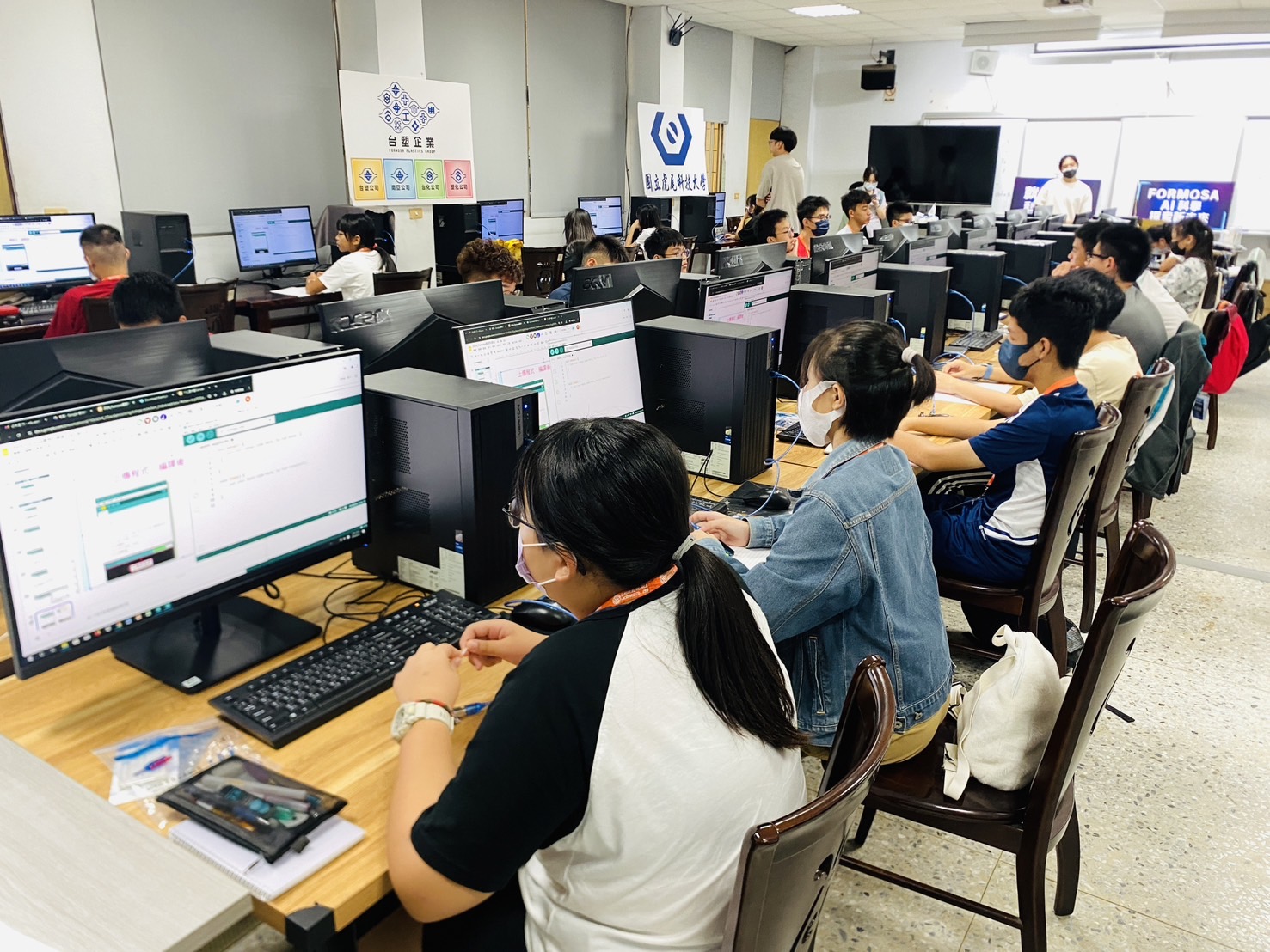 ▲科學營隊由台塑企業贊助,學員全部免費參加,錄取名額40人,吸引了近150位國中學子踴躍報名,營隊也特選AI為主題,和學員們一起探索世界趨勢。(記者陳雅琪攝)