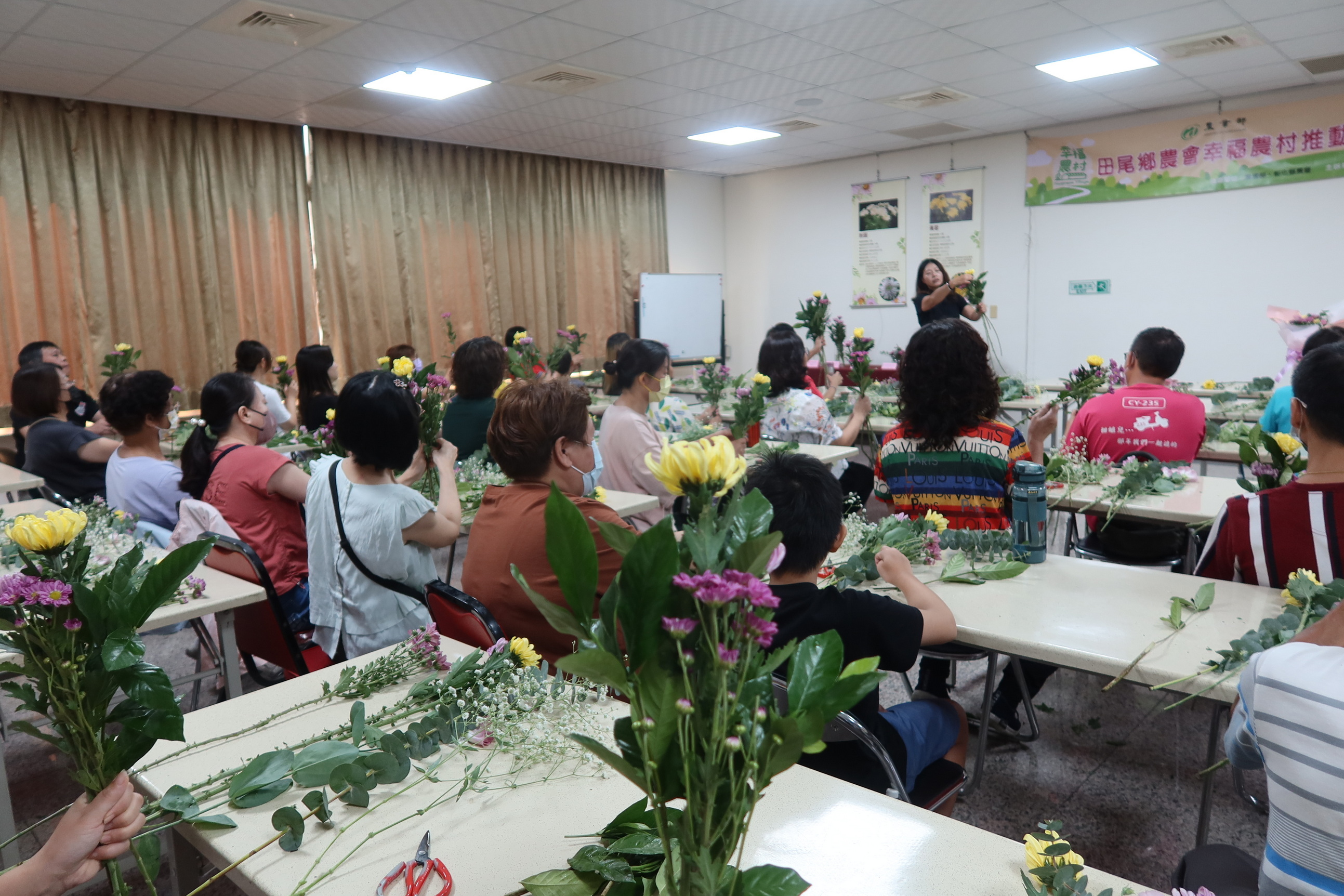 ▲台中區農業改良場在田尾鄉農會舉行新品種菊花發表會，推出了四種已命名的耐候新品種，農會安排新品種菊花的花藝設計課程試水溫。（記者張溎壕攝）