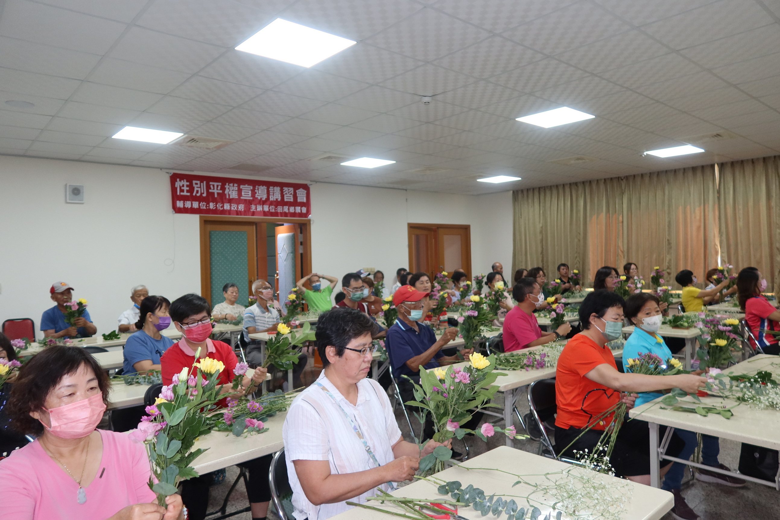 ▲台中區農業改良場在田尾鄉農會舉行新品種菊花發表會，推出了四種已命名的耐候新品種，農會安排新品種菊花的花藝設計課程試水溫。（記者張溎壕攝）