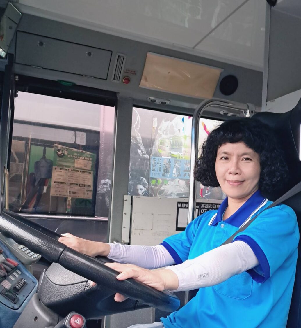 從搭公車到開公車　黃珮瀅駕駛長一開12年再獲優良駕駛長
