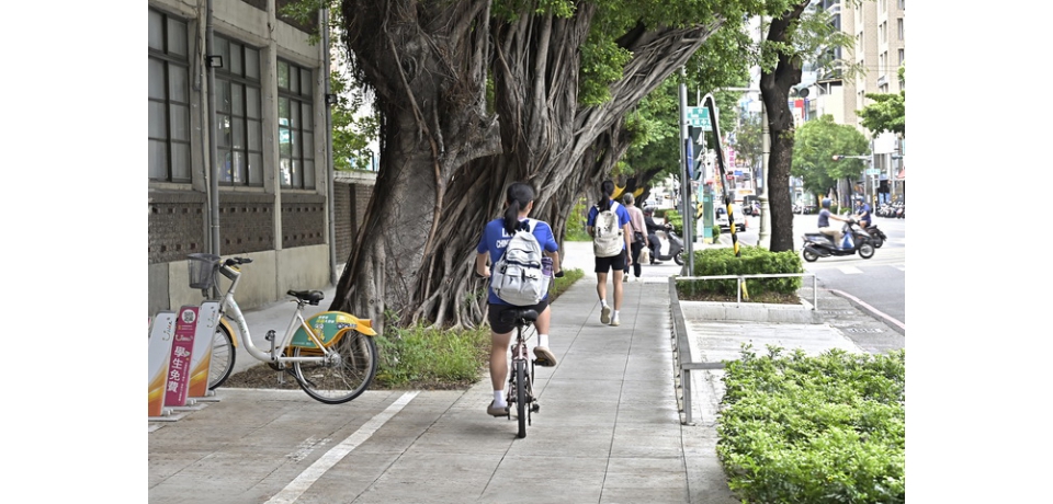 建國路人行道換新 為高雄車站商圈注入活力