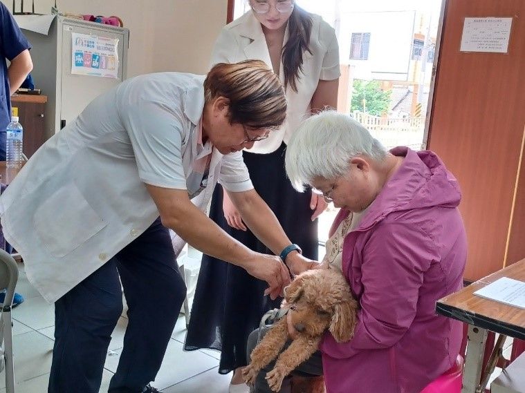 ▲中市9-10月犬貓注射巡迴活動開跑,民眾参與情形。(記者廖妙茜翻攝)