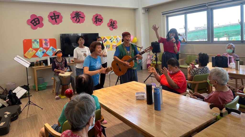 ▲田中秀和苑日照中心舉辦一場音樂表演,由街頭藝人「阿里山師兄」帶領的表演團體,為中心內的長輩帶來一場療癒人心的藝術饗宴。(記者林明佑翻攝)