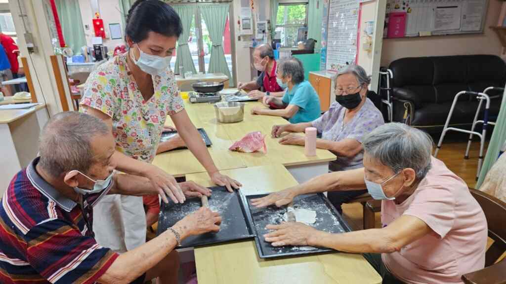 ▲彰化榮家日照中心於今天安排「古早味蛋餅手作活動」,不僅能勾起大家的美好回憶,還能藉此訓練手、眼、腦的協調,達到療癒身心的效果。(記者林明佑翻攝)