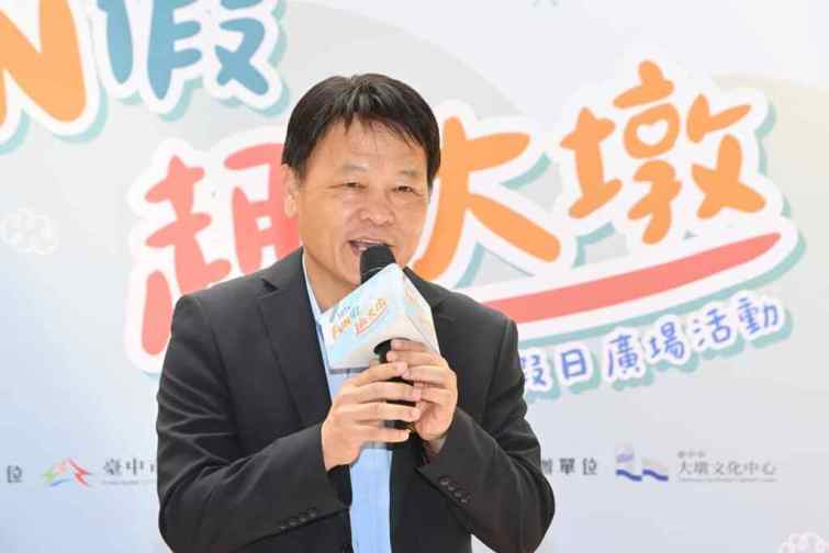 ▲文化局副局長曾能汀表示，每年大墩文化中心都會在戶外城市小舞臺舉辦親子活動，吸引上千人次同樂，成為闔家大小年年參加的熱門活動。（記者張玉泰攝）