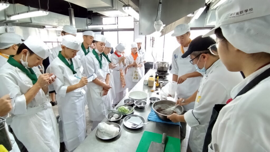 開平餐飲設計本土料理互動實作課程,日相可高校學生認真記錄。開平餐飲學校/提供