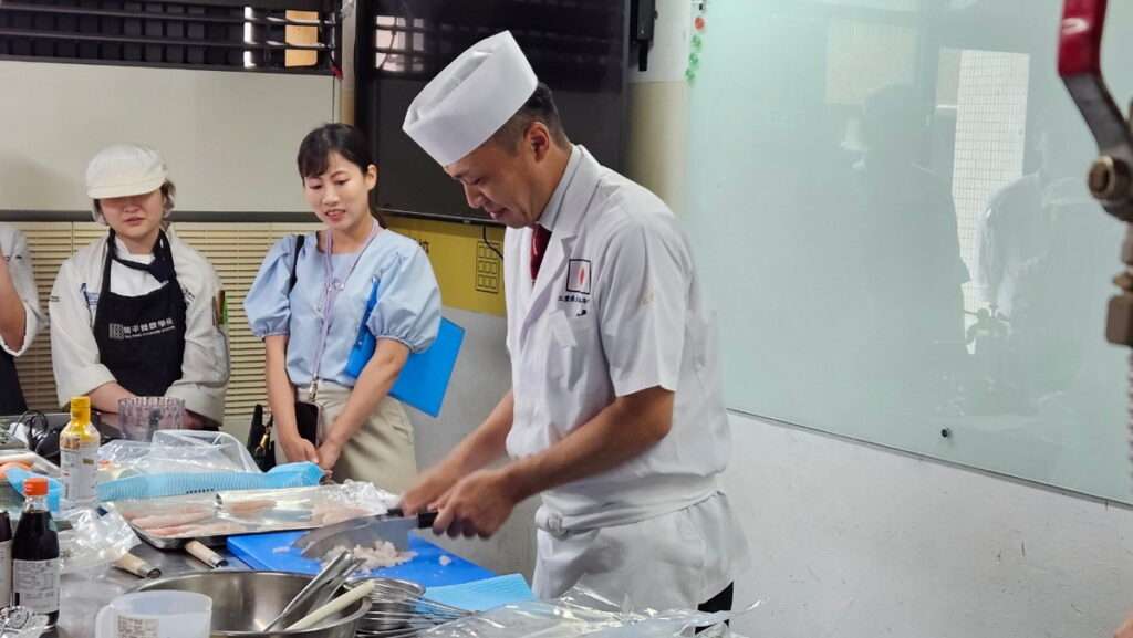相可高校西岡宏啟師傅展現專業刀工,在場師生驚嘆不已。開平餐飲學校/提供