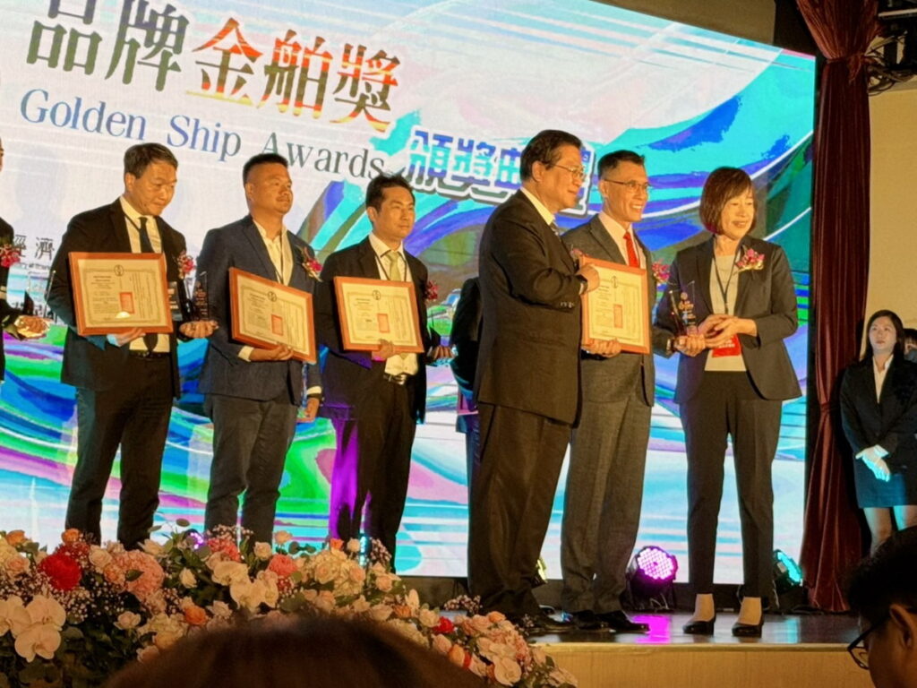 (左)全國商業總會許舒博理事長頒發2024第六屆金舶獎綠色永續組獎項與證書予(右2) INNI愛力國際蕭博正總經理。 (照片提供:大管仲策略顧問有限公司)