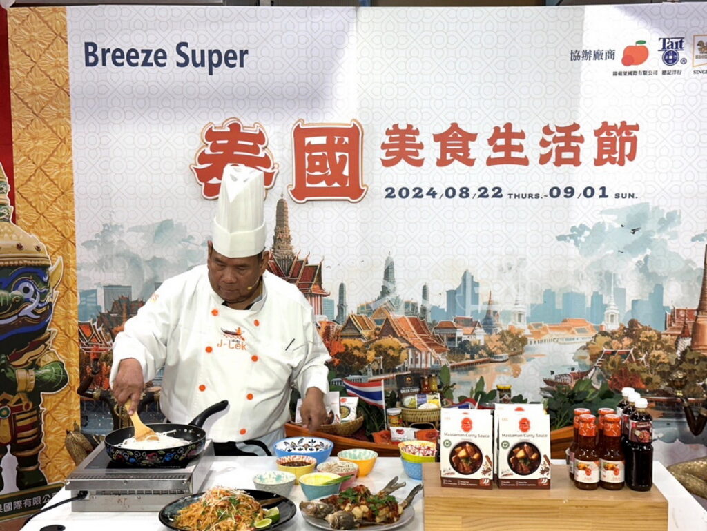 泰國米其林主廚Mr. Sawakit Preeprem在現場大秀廚藝,與民眾面對面實演泰式料理。