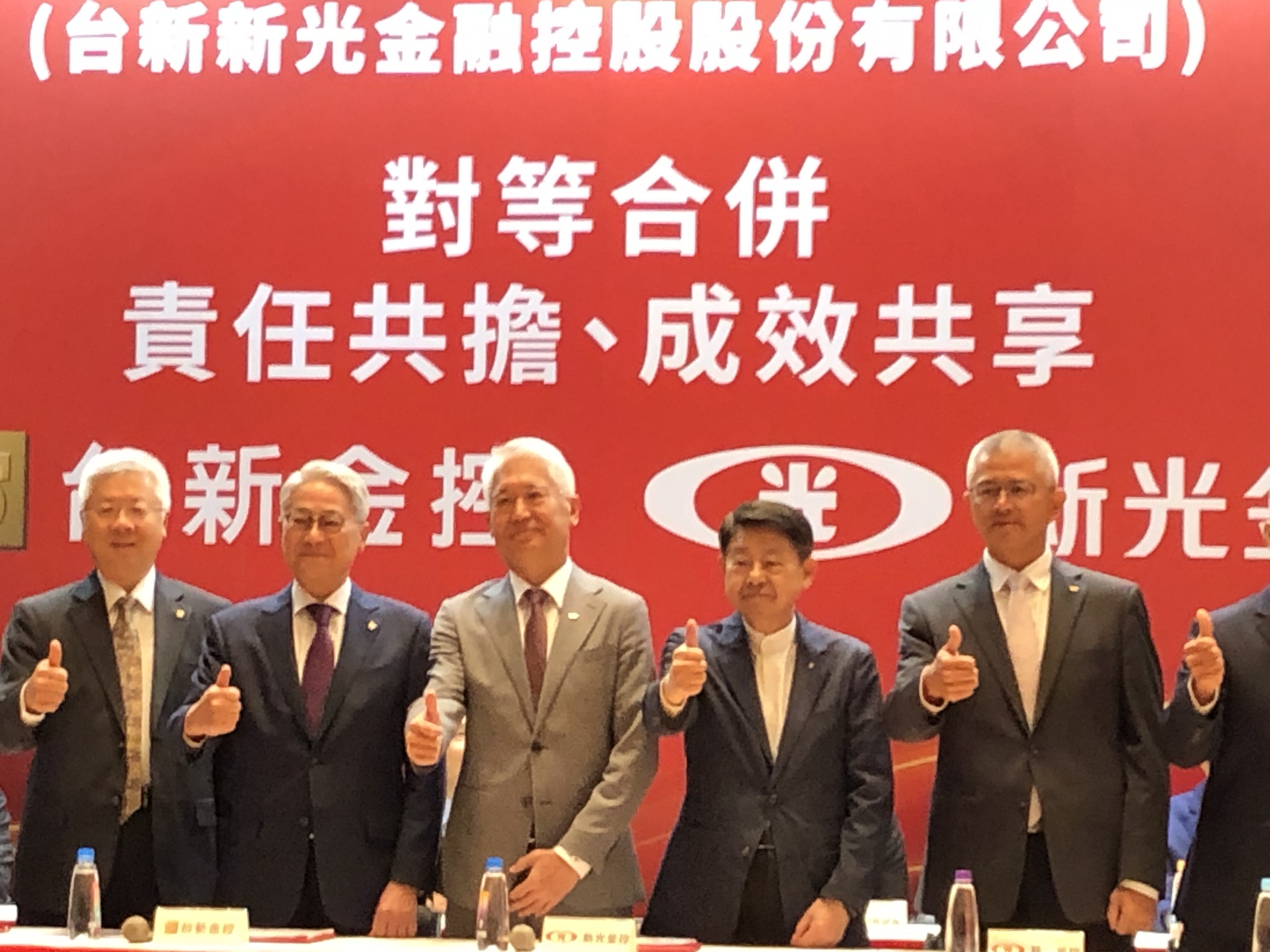 吳東亮：兄弟爬山，如今離峰頂更近！點出台新新光合併　3大意義