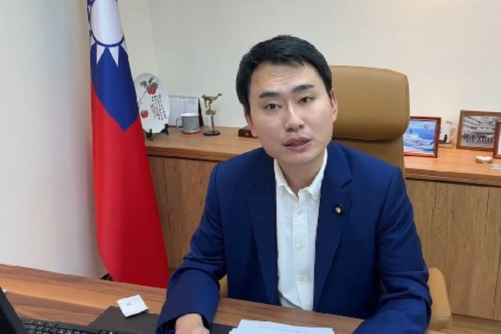 中校密謀駕駛10億直升機叛逃中國 陳冠廷:證明《國安法》應修訂 214 中校密謀駕駛10億直升機叛逃中國 陳冠廷:證明《國安法》應修訂 213