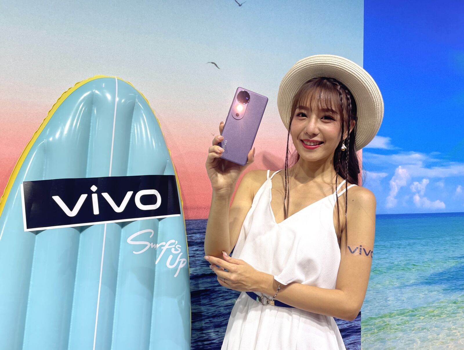 【有影】用我這支拍!vivo V40結合蔡司鏡頭 AI柔光拍出女神感 221 CNEWS195240822a01