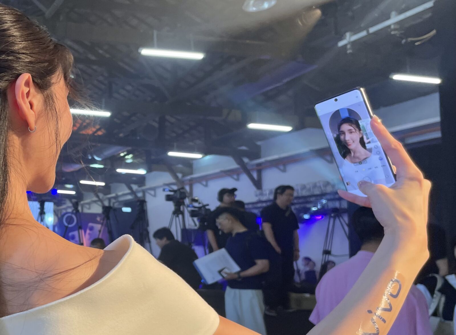 【有影】用我這支拍!vivo V40結合蔡司鏡頭 AI柔光拍出女神感 222 CNEWS195240822a02