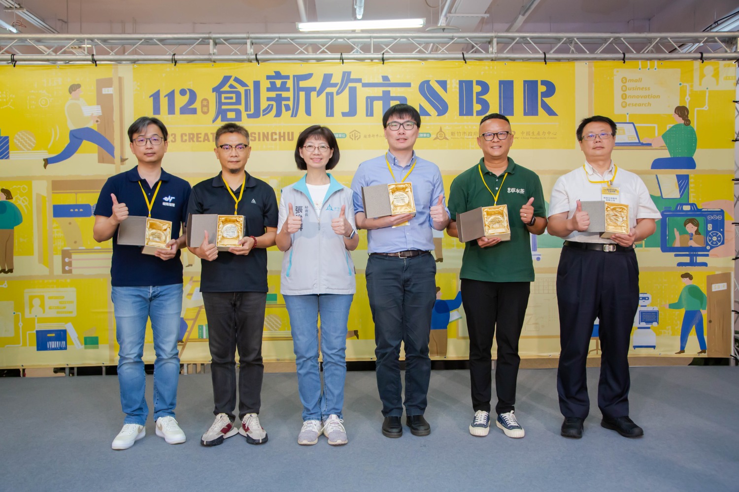秘書長張治祥表揚5家績優廠商並頒發獎座。(圖/記者林照東翻攝)