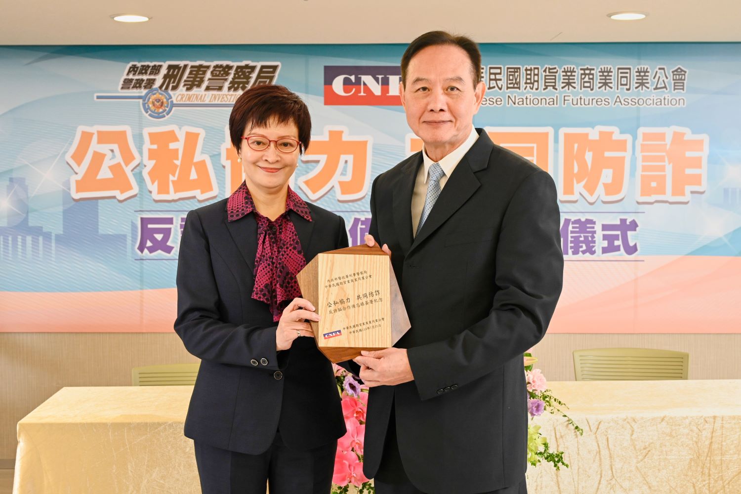 互贈感謝狀-局長周幼偉(右)與公會理事長陳佩君(左)。（記者薛秀蓮翻攝)
