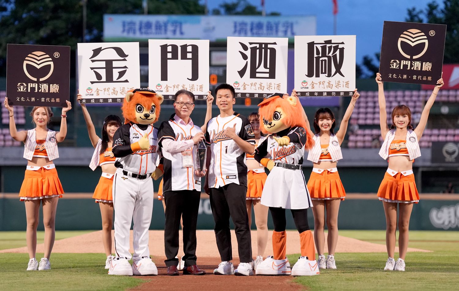 金門酒廠董事長吳昆璋贈送給李洋16年紀念酒,李洋將這瓶專屬於李洋的酒,價值12,600元抽出幸運球迷並簽名後贈給他,掀起現場熱潮。(圖/金門酒廠提供)