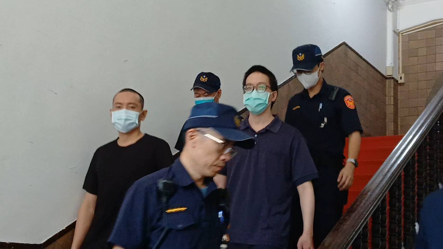 前少校軍官蕭翔云(右2)遭判13年徒刑、案發時為現役軍人的康奕杉(左1) 遭合議庭判處7年2月徒刑。(記者包克明 翻攝)