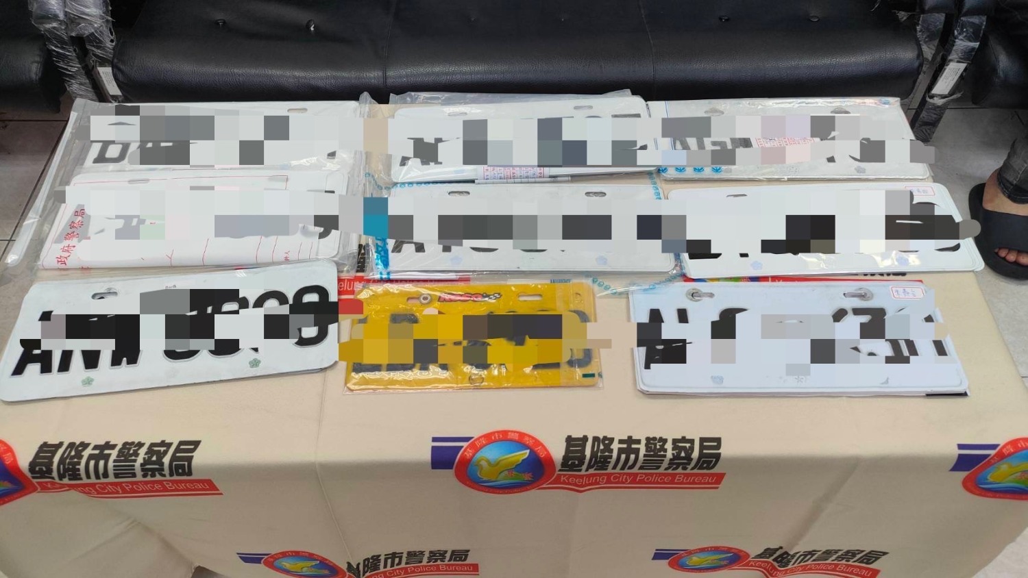 查獲之偽造車牌。(記者薛秀蓮翻攝)
