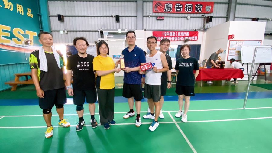 ▲中港園區112年羽球賽冠軍隊伍合影(記者王雯玲翻攝)