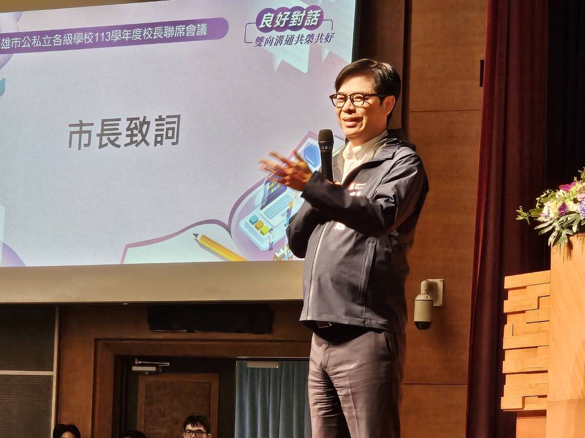 漾新聞|陳其邁鼓勵校長「終身學習」出示碳足跡考照「14057」號 笑稱要吳立森三個月考到證照否則就「換局長」