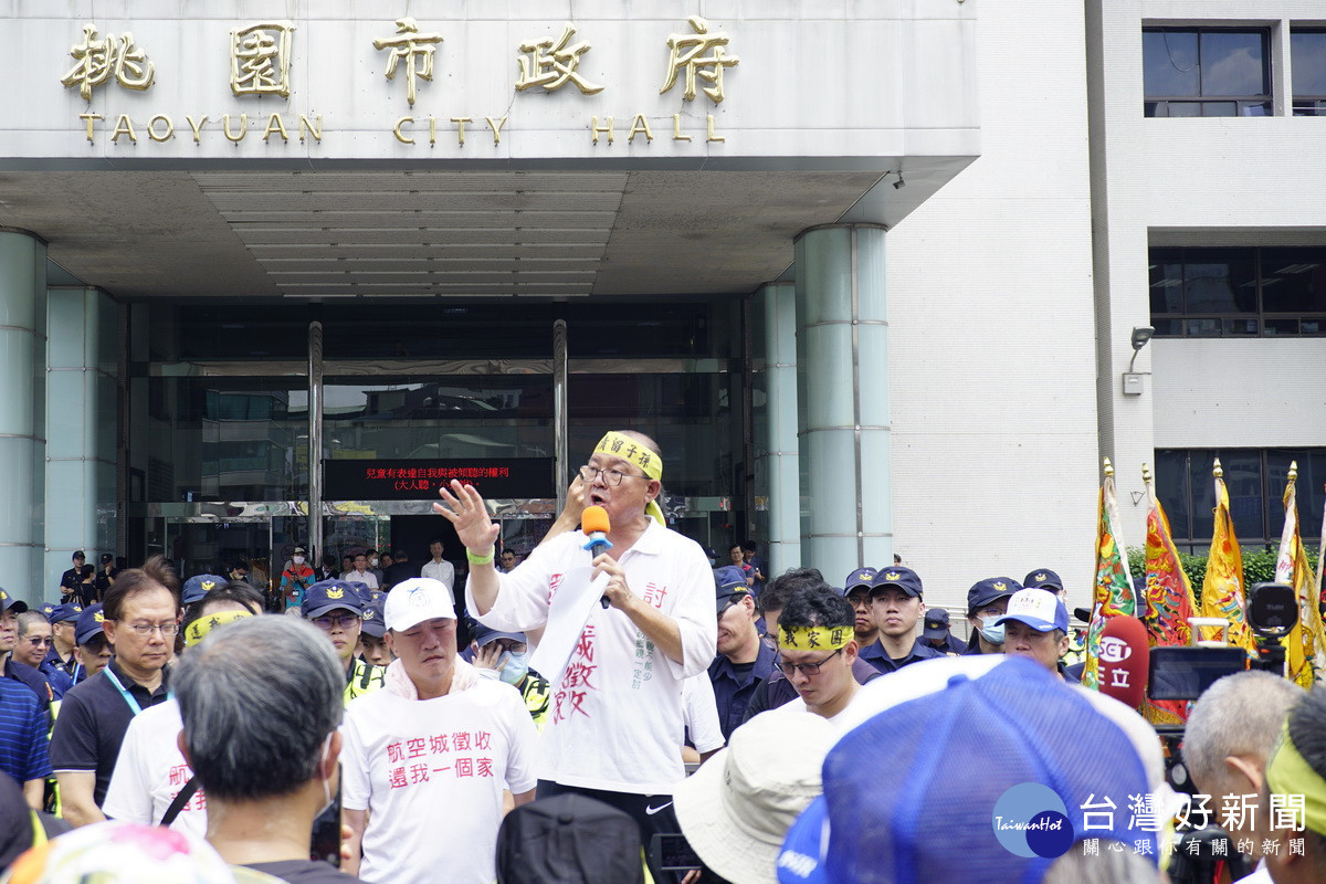 桃園市議員游吾和代表民眾向市府提出抗議。<br /><br />