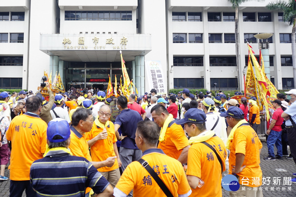 桃園航空城拆遷戶請來神明於桃園市政府前進行陳抗。<br /><br />