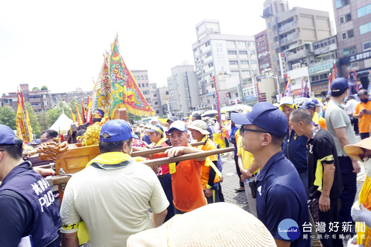桃園航空城拆遷戶請來神明於桃園市政府前進行陳抗。<br /><br />