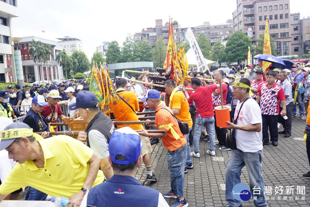 桃園航空城拆遷戶請來神明於桃園市政府前進行陳抗。<br /><br />