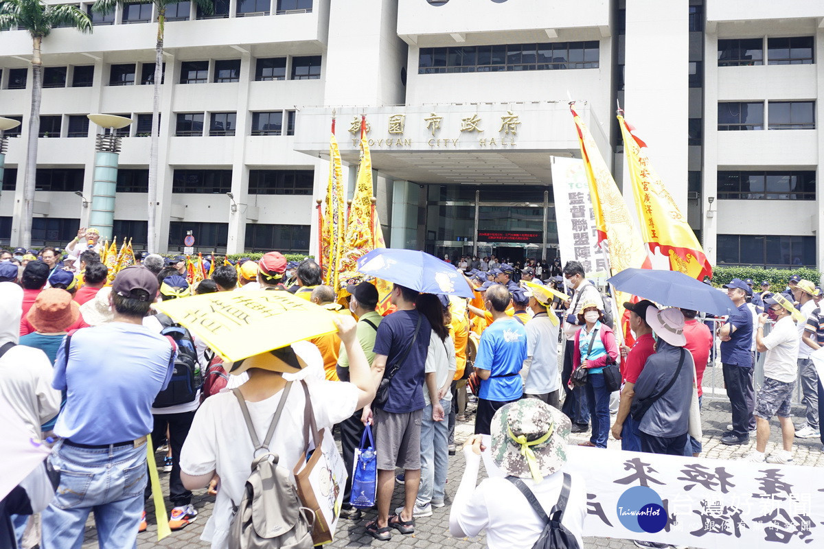 桃園航空城拆遷戶請來神明於桃園市政府前進行陳抗。<br /><br />