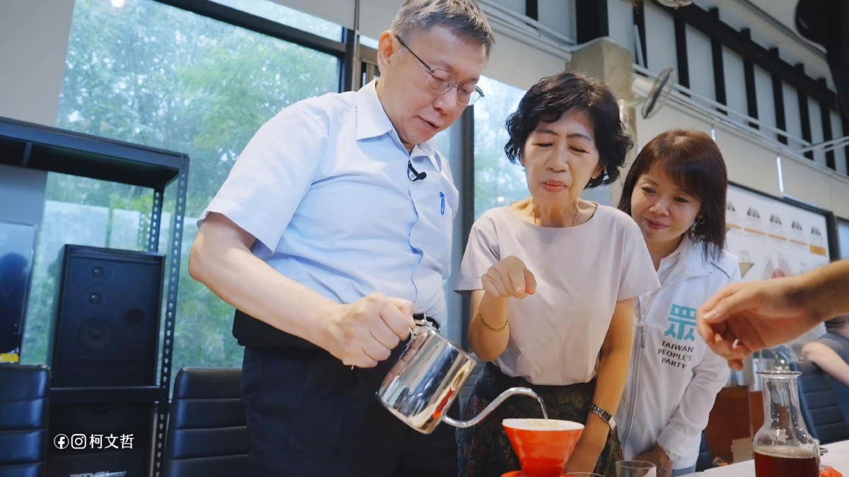 台灣民眾黨黨主席柯文哲（左）與其妻子陳佩琪（中）。（圖／資料照片，圖源：翻攝自柯文哲Facebook）