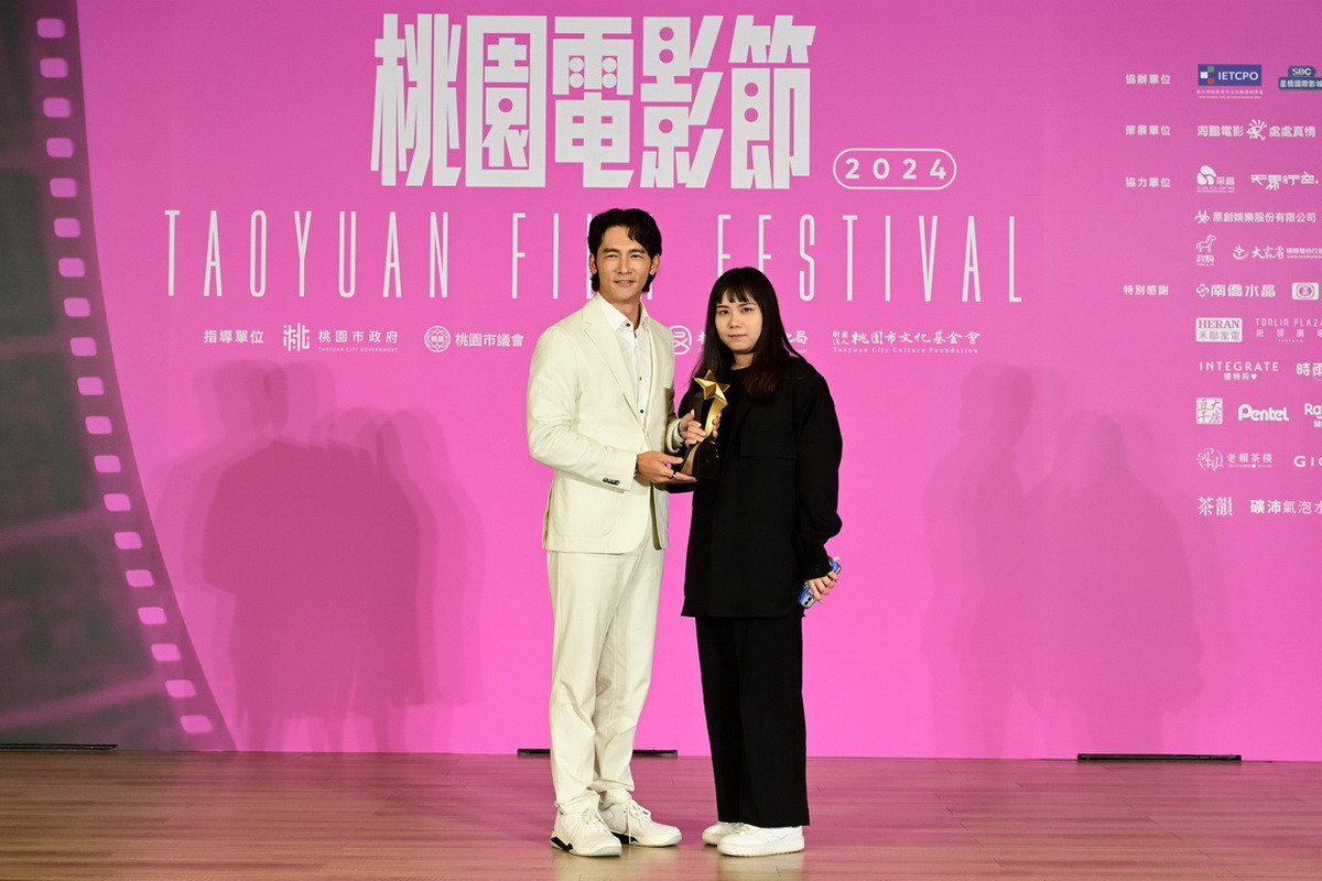 影展大使溫昇豪頒獎予評審團特別獎「雪水交融的季節」領獎代表。<br /><br />