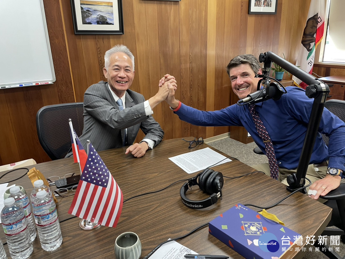 洪堡郡教育廳長Michael Divies-Hughes邀請嘉義市政府教育處長郭添財錄製教育播客節目(Podcast)／嘉義市政府提供