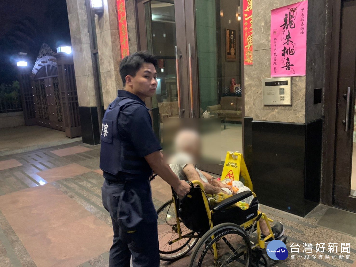 輪椅老婦深夜超商外呆坐2小時,平鎮警及時發現協助返家。