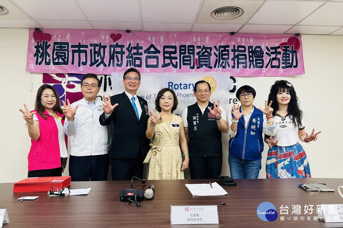 桃園市鳳凰扶輪社捐就學獎勵金,由市府社會局長陳寶民代表接受。