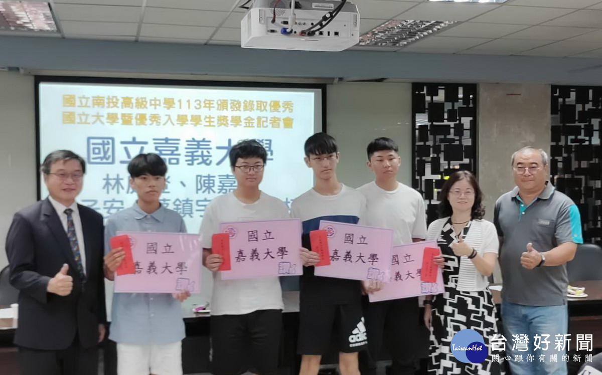教育基金會理事長徐孟榆頒贈獎學金鼓勵學弟妹。(記者扶小萍攝)